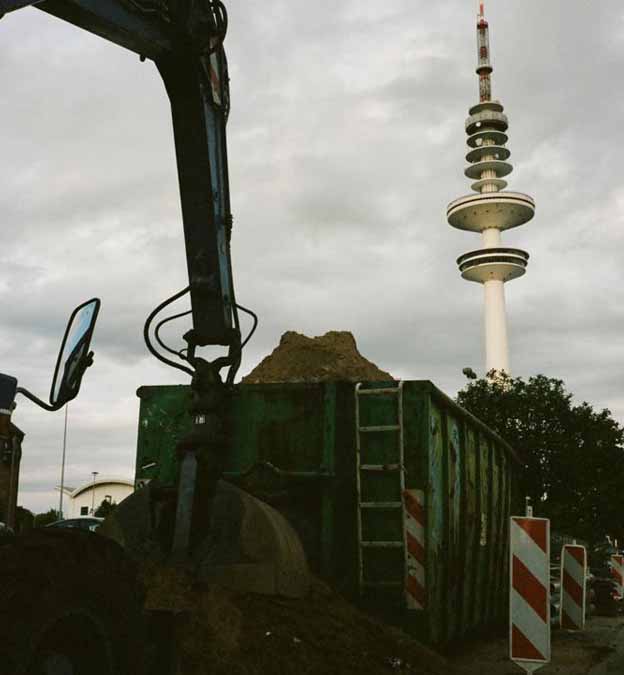 grue et benne remplie de terre