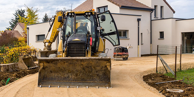 bulldozer dans une entrée de maison