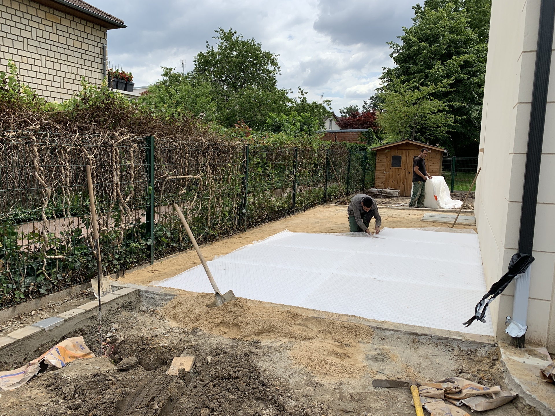 deux hommes en plein travaux