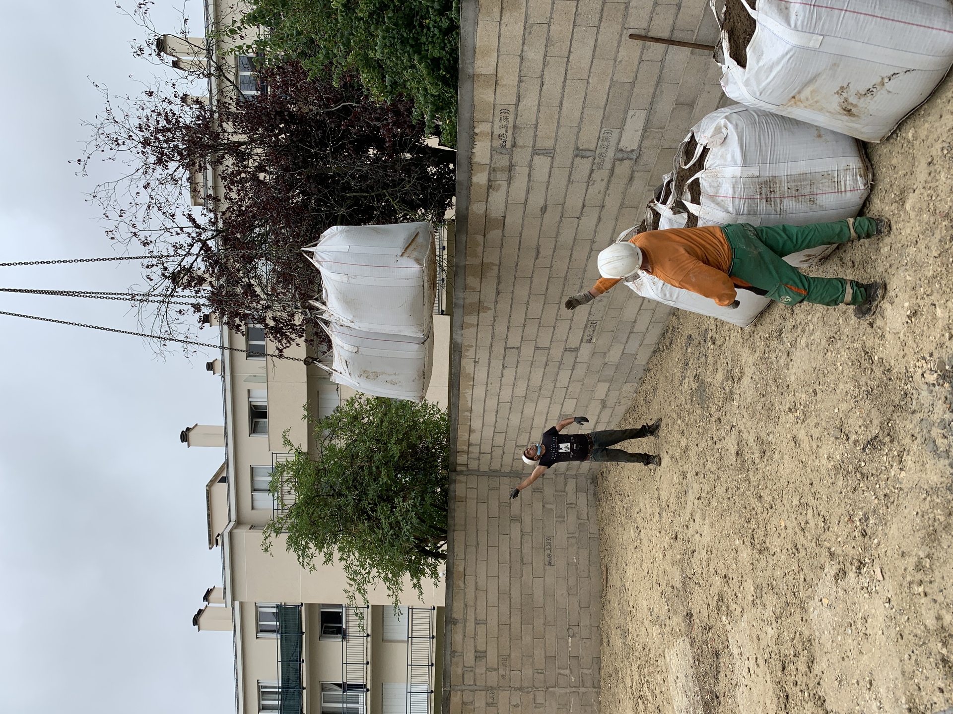 ramassage de gros sacs avec une machine