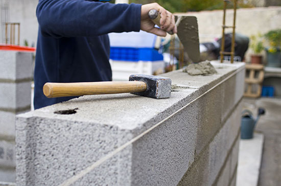 homme qui construit un mur